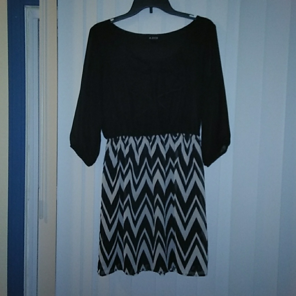 Cute A Byer B & W Dress with Bow at Neckline Med